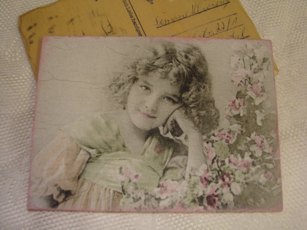 Holzpostkarte Flower Vintage Girl Mädchen Nostalgie