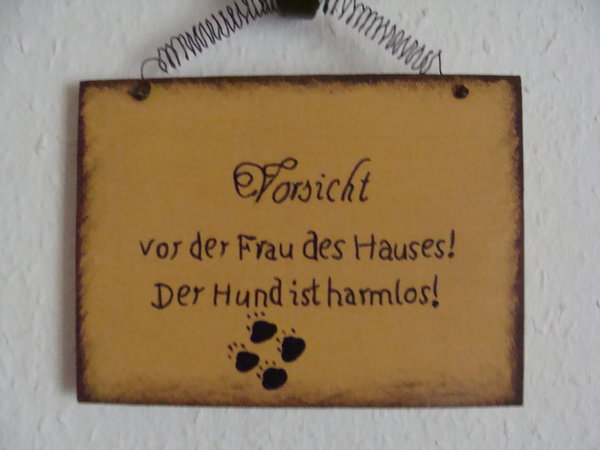 Schild Spruch Vorsicht Frau + Hund gelb