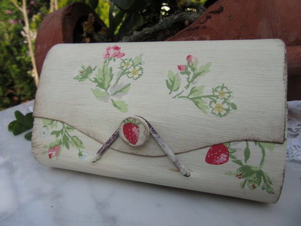 Holzbox f. Taschentücher zartgrün Blumen, Erdbeeren