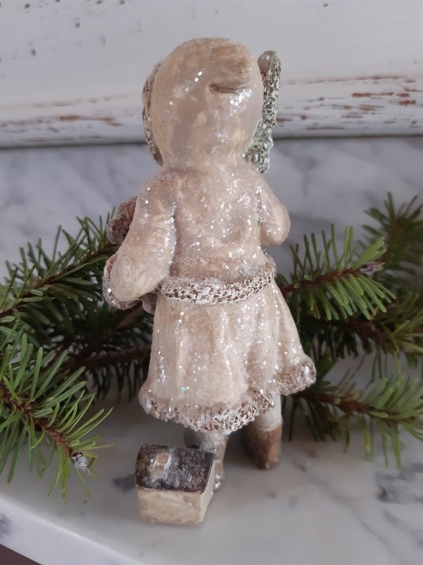 Winterkind Mädchen beige Baum Puppe Hoff Interieur