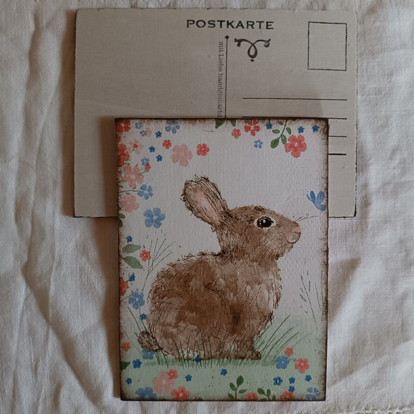 Holzpostkarte Hase mit Pastellblümchen im Vintage Style