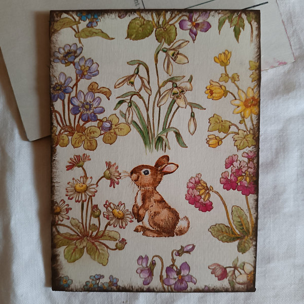 Holzpostkarte Hase mit Frühlingsblumen im Vintage Style