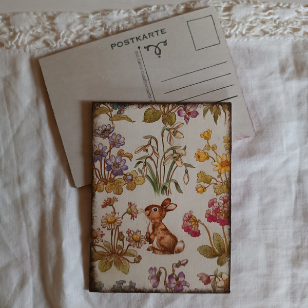 Holzpostkarte Hase mit Frühlingsblumen im Vintage Style
