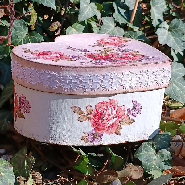 Herz Schachtel Gr. L in weiß + rosa mit Rosen + Blüten Shabby chic Style