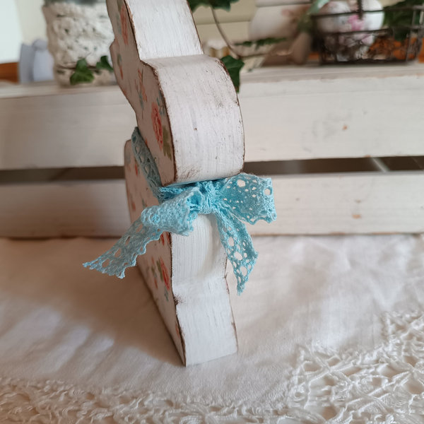 Hase Holz Deko weiß + rosaroten + türkisblauen Blumen sitzend im Shabby chic Style