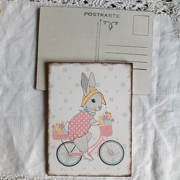 Holzpostkarte weißer Hase auf Fahrrad m. Blumen Shabby Style