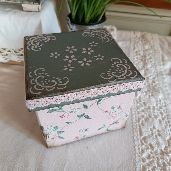 Schachtel rosa Blüten Ranken eukalyptusgrün + Ornamente Shabby chic