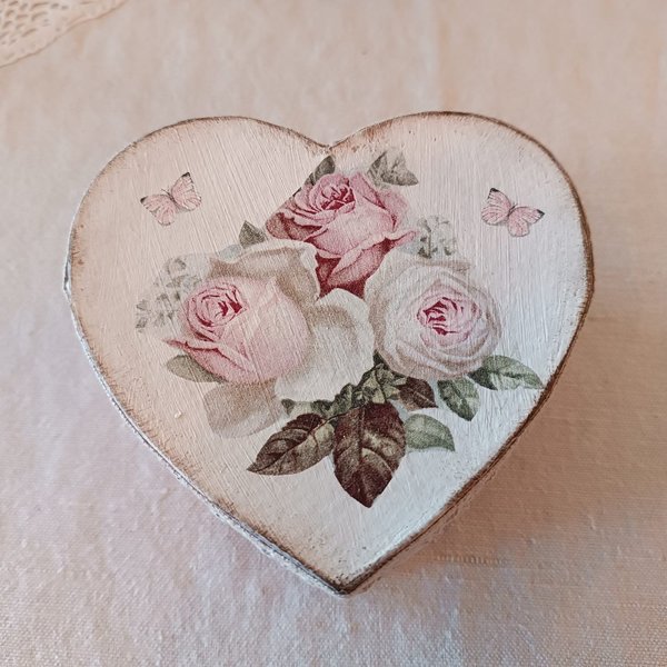Herz Schachtel Gr. M weiß + rosa mit Antik Rosen im Antik Look